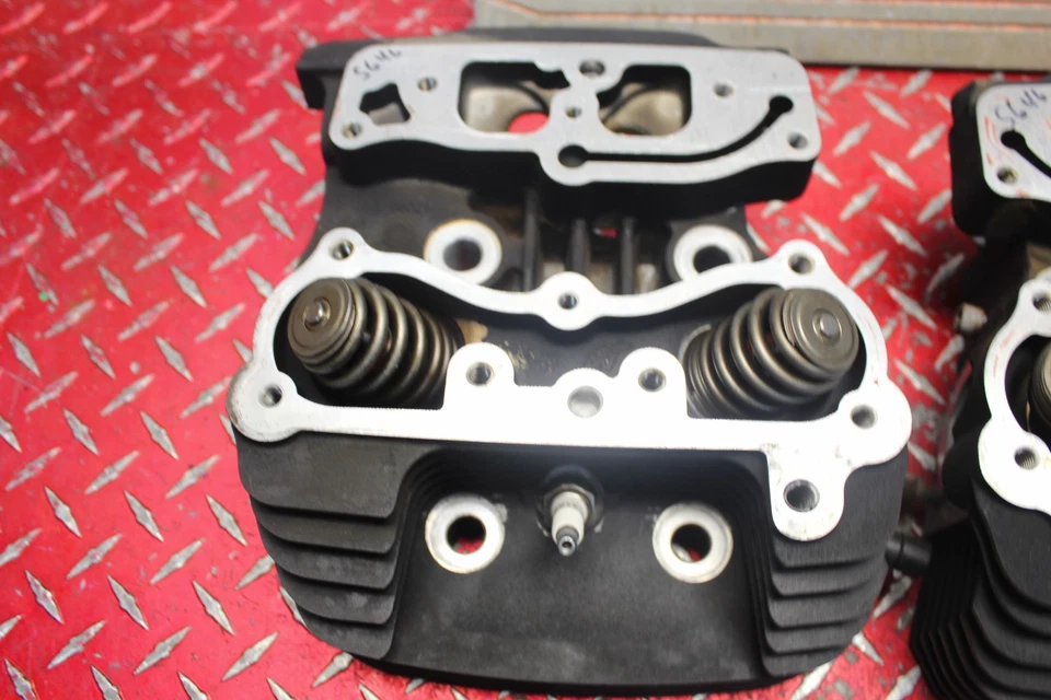 2010 HARLEY STREET GLIDE ПЕРЕДНИЕ И ЗАДНИЕ ГОЛОВКИ ЦИЛИНДРОВ С КЛАПАНАМИ 2008 - 2013 SG46 - Изображение 4 из 4