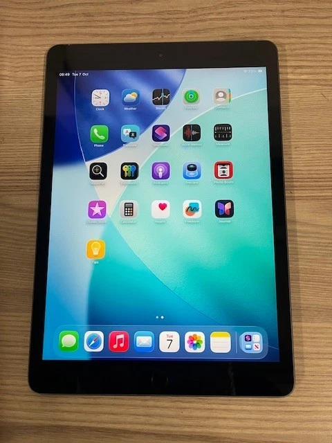 Apple iPad 8th Gen 32GB, Wi-Fi, 10.2in Space Grey Tablet ( IOS 26.0 ) - Image 3 of 4