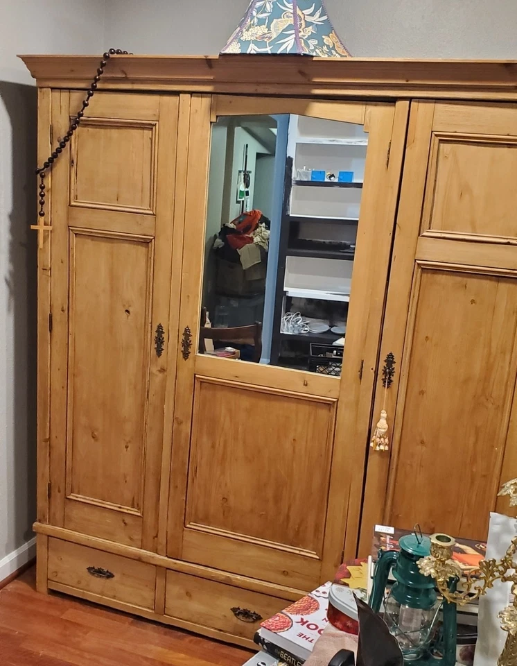 Armario antiguo de pino irlandés del siglo XIX Foto 2 de 2