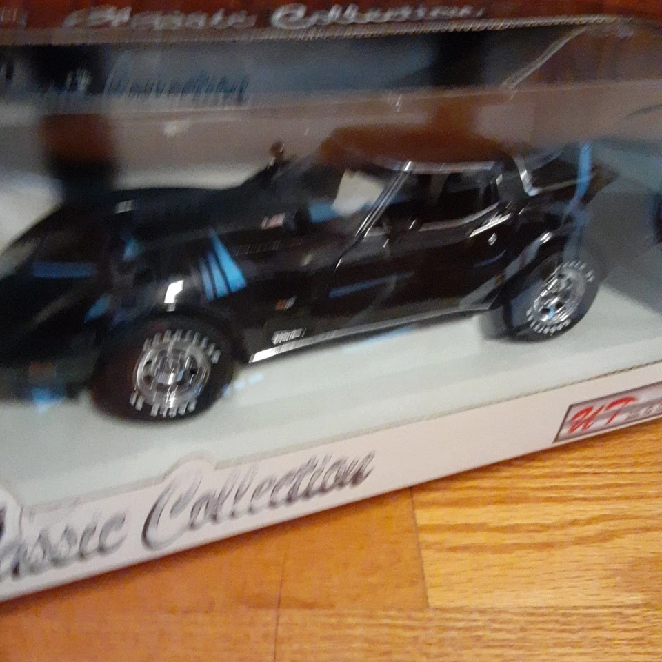 1:18 UT Models 1978 Corvette L-82 Black Diecast Car T-tops - Image 3 of 4