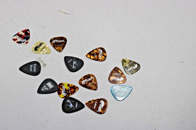 2 Sets Zelluloid Gitarren-Plektren & Plektren-Dose - verschiedene Messgeräte siehe Fotos.