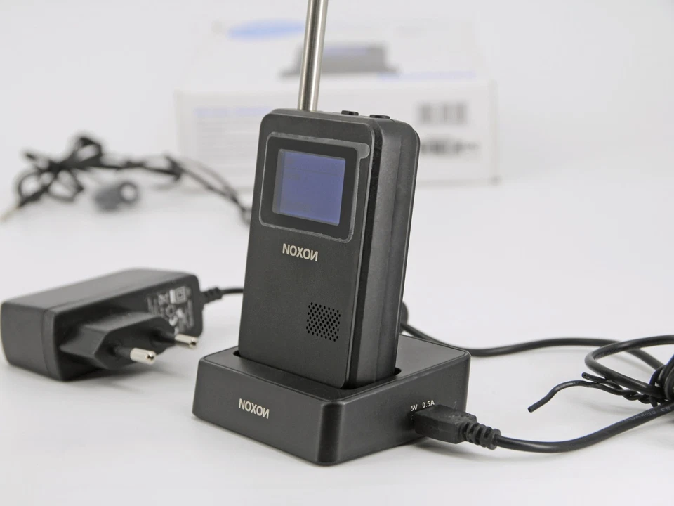 Noxon Mini | mobiles Digitalradio DAB UKW schwarz mit Kopfhörern - Bild 3 von 4