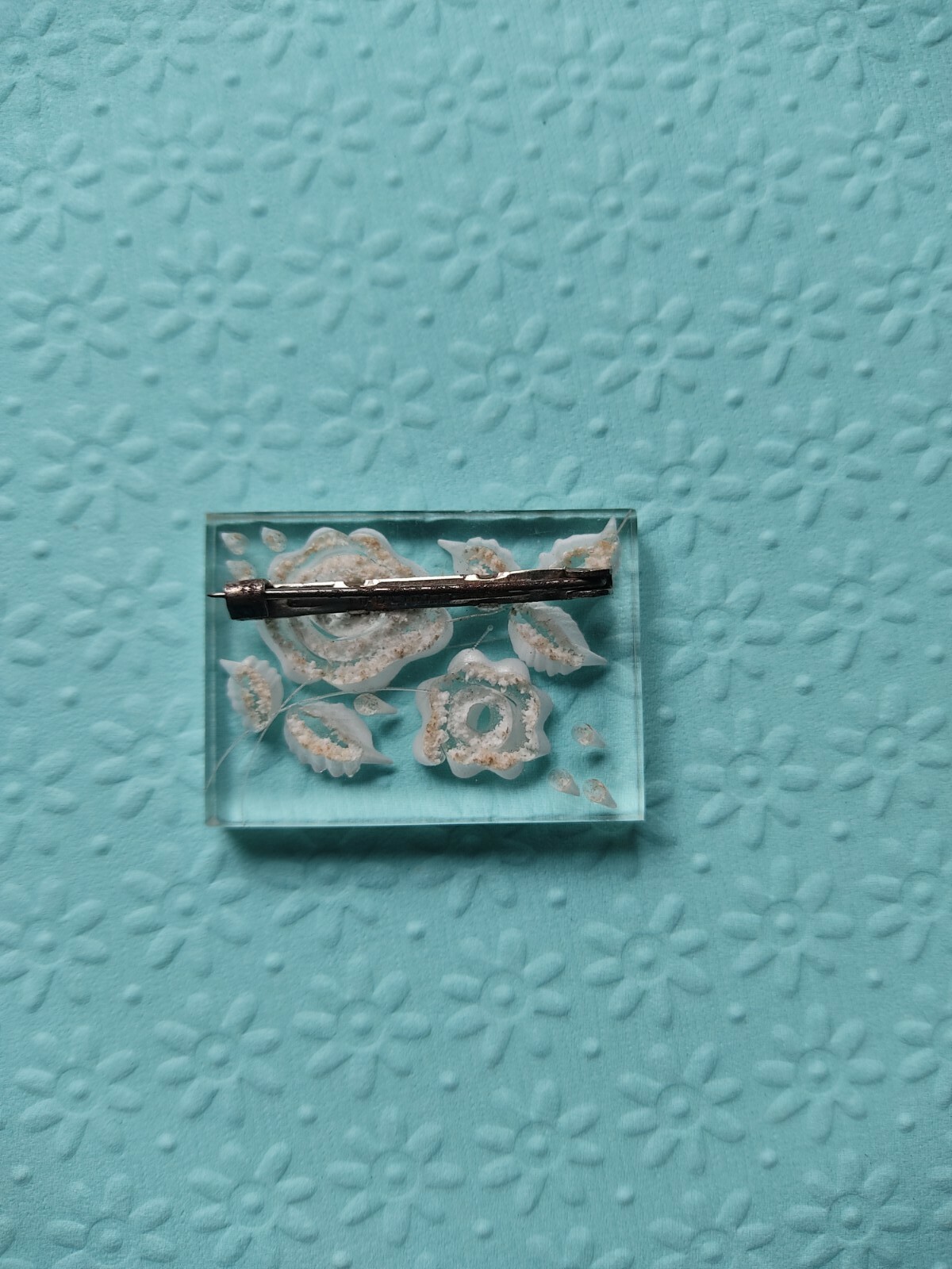 Broche Ancienne Vintage En Plexiglas Et Fleurs - Occasion