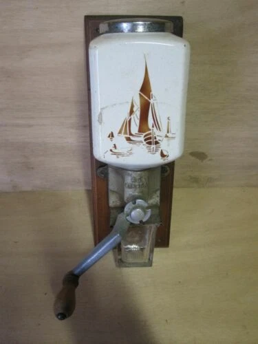 Objets du XXe siècle et récents en faïence art déco