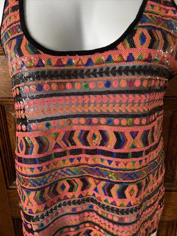 CAMISETA SIN MANGAS RUE 21 Multi Semi Transparente Lentejuelas Patrón Rayas Delantera y Negra Trasera, XL Foto 2 de 4