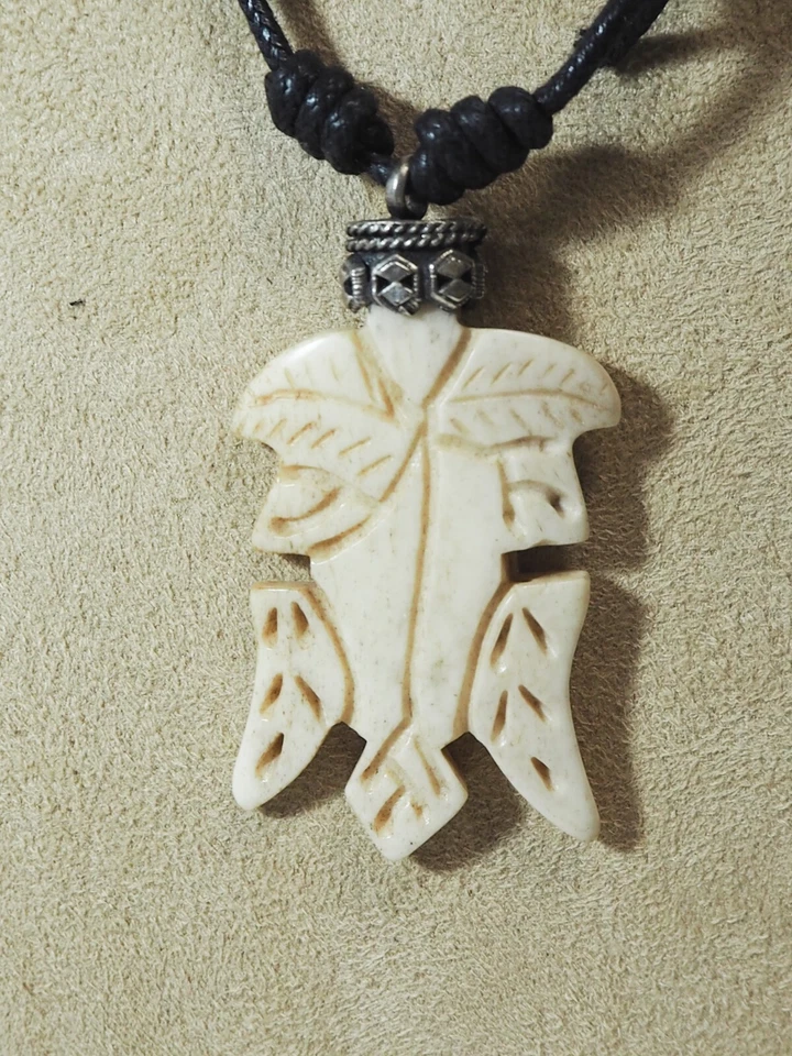 Collare/Ciondolo Di Osso Intaglio Disegno Tribale, Solo E Artigianale - Immagine 3 di 4