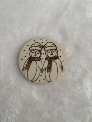 Mini Holzscheibe zwei Pinguine im Winter Hüte Gravur Pyrographie Winter Deko Neu
