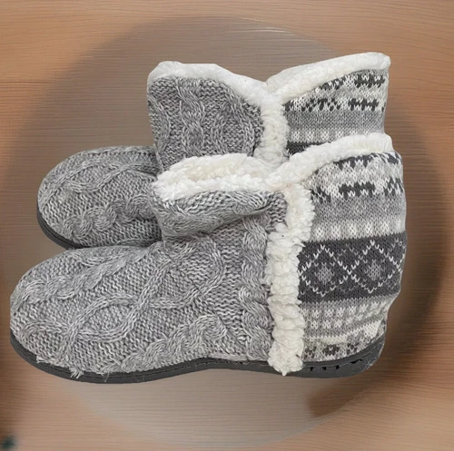 Muk luks women size 9-10 gray fabric upper shoes with fury lining - Imagen 1 de 6