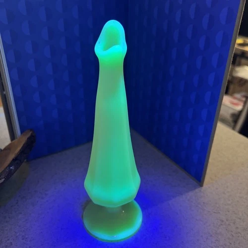 Vtg Fenton Milk Glass Green Vaseline Uranium bud vase