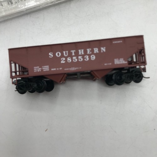 N Scale Micro Trains Line Twin Bay Hopper Car 55330 - Picture 4 of 12