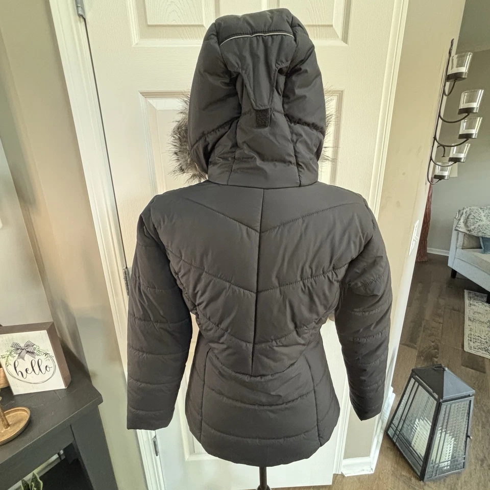 Abrigo acolchado Columbia para niños 14/16 (grande) negro, con capucha y ala de piel sintética Foto 3 de 4