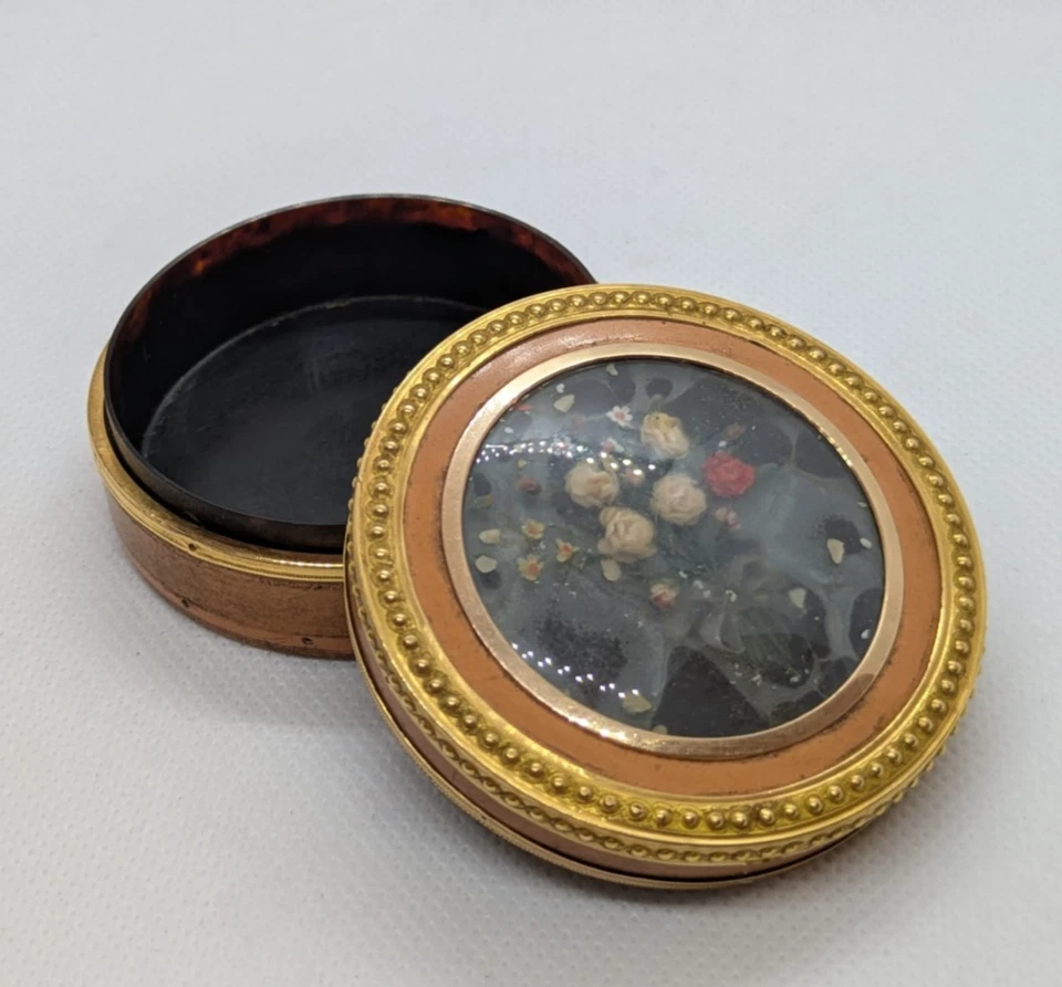 ANCIENNE BOITE A MOUCHE DRAGEOIR MONTURE OR 18 CARATS MINIATURE EN CIRE - 18ème - Photo 2/4