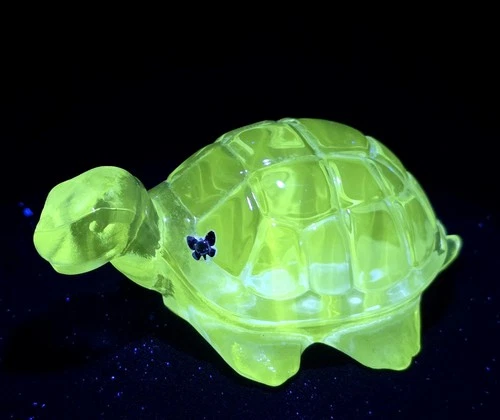Fenton Clear Art Glass Turtle Glass Figurine Paperweight 365 nm UV Light Glow