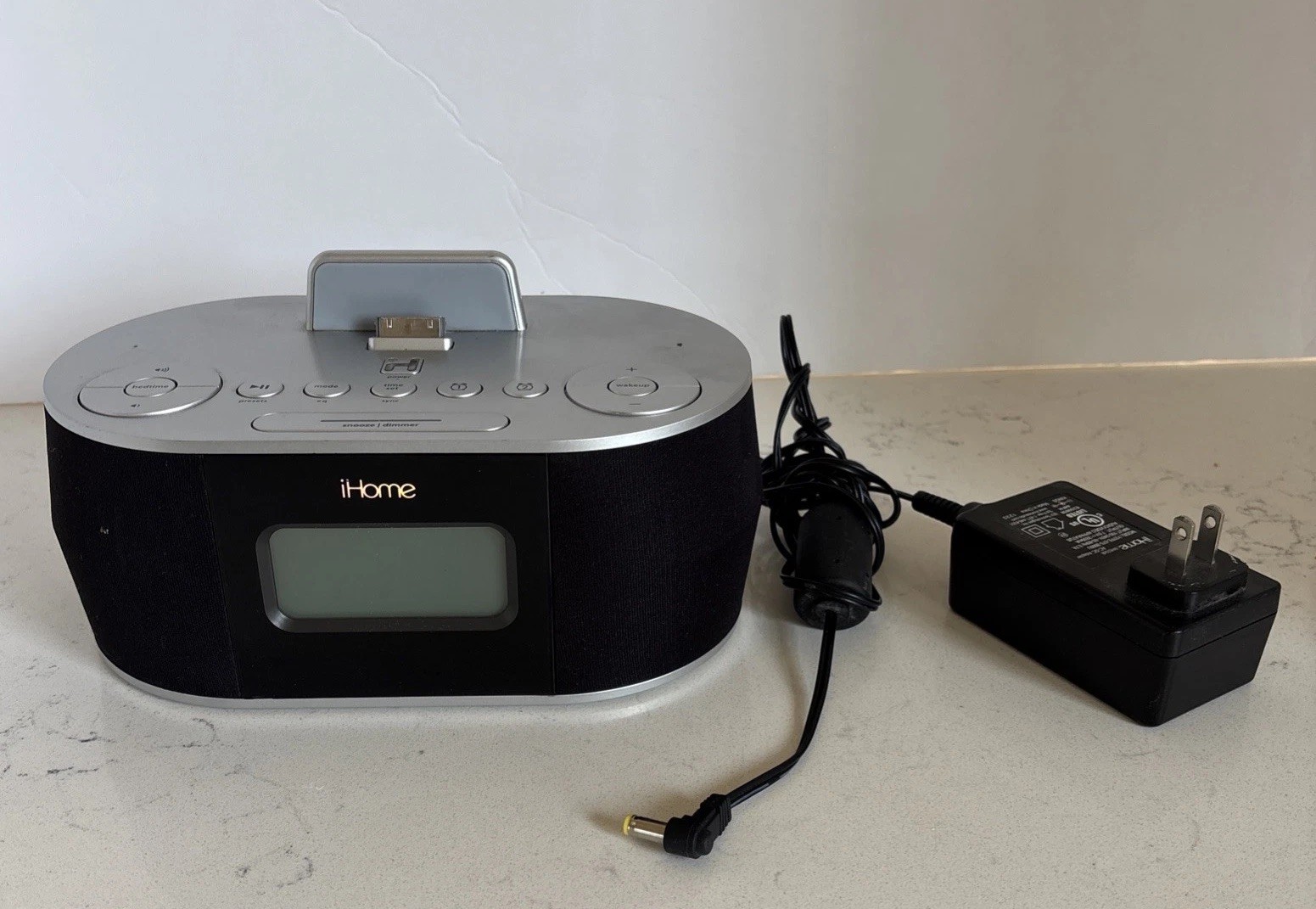 iHome iD38 Radio, Alarm Clock And 30 Pin Docking For iPods. Works Great