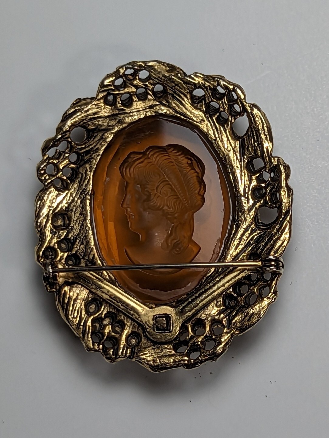 Vintage Amber Glass Intaglio Gold Tone Cameo Broo… - image 2