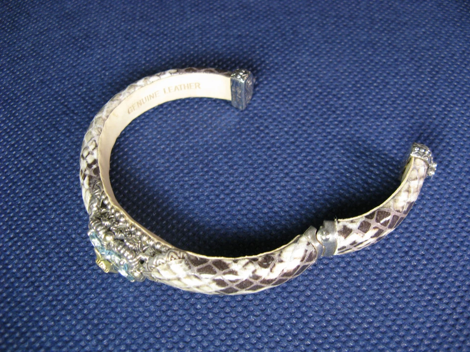 PULSERA BARBARA BIXBY SERPIENTE CUERO EN RELIEVE AZUL FLOR TOPACIO Puño Promedio Foto 2 de 2