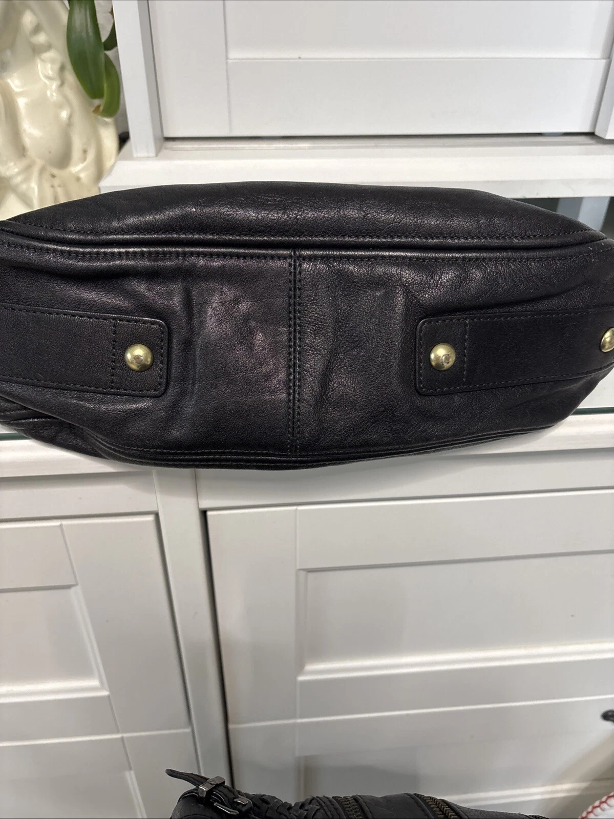 Borsa a tracolla Coach nera con borchie oro