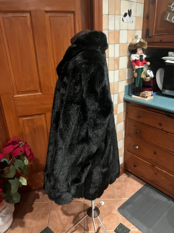 Abrigo Dennis Basso negro imitación piel de visón cremallera completa longitud media para mujer talla grande Foto 3 de 4