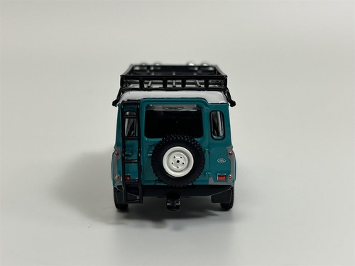 Land Rover Defender 110 1985 County Wagon Verde LHD 1:64 Mini GT MGT00590L - Imagen 5 de 7