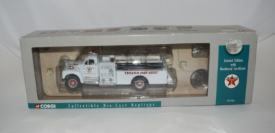 CORGI 1:50 SCALE MODEL FIRE ENGINE US52307 - MACK B SERIES PUMPER