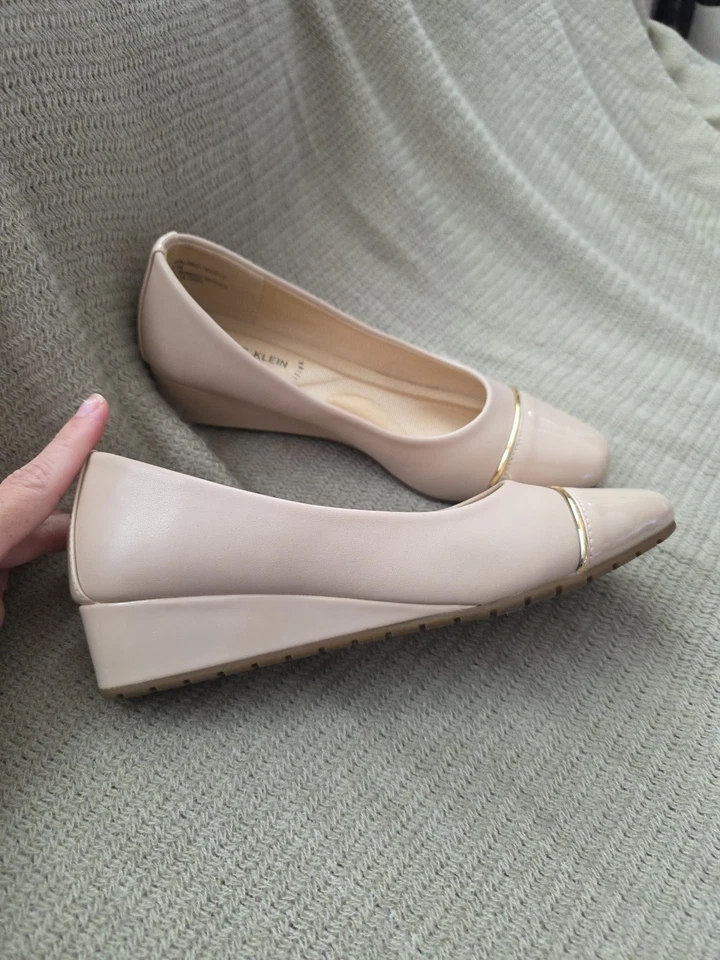 Zapatos de cuña Anne Klein iFlex Mildred nude talla 6,5 M detalle dorado silenciosos de lujo Foto 3 de 4