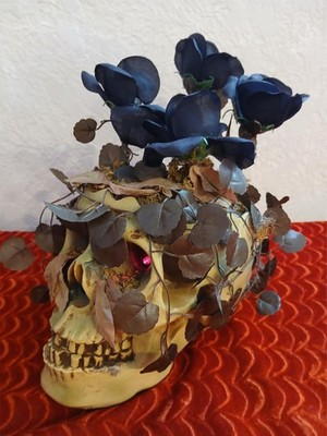 ANIMATED MUSICAL SKULL with MOVING BLACK ROSES HALLOWEEN HORROR PROP DECOR HORRO