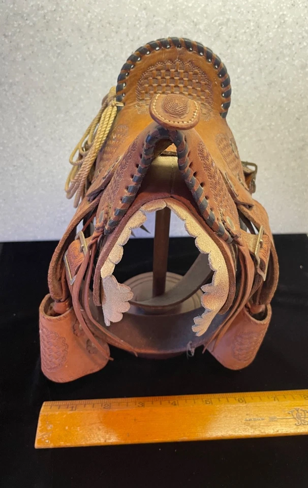 Sillín de cuero de colección Pugsley Brasil Salesman muestra con soporte de madera muy bueno 9" Foto 2 de 4