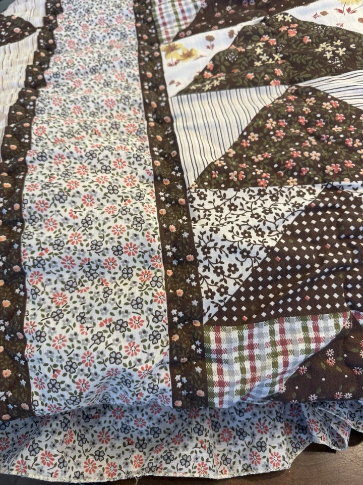 Colcha edredón con volantes marrón imitación retazos 112" x 98" F Q K FARMCORE Foto 2 de 4