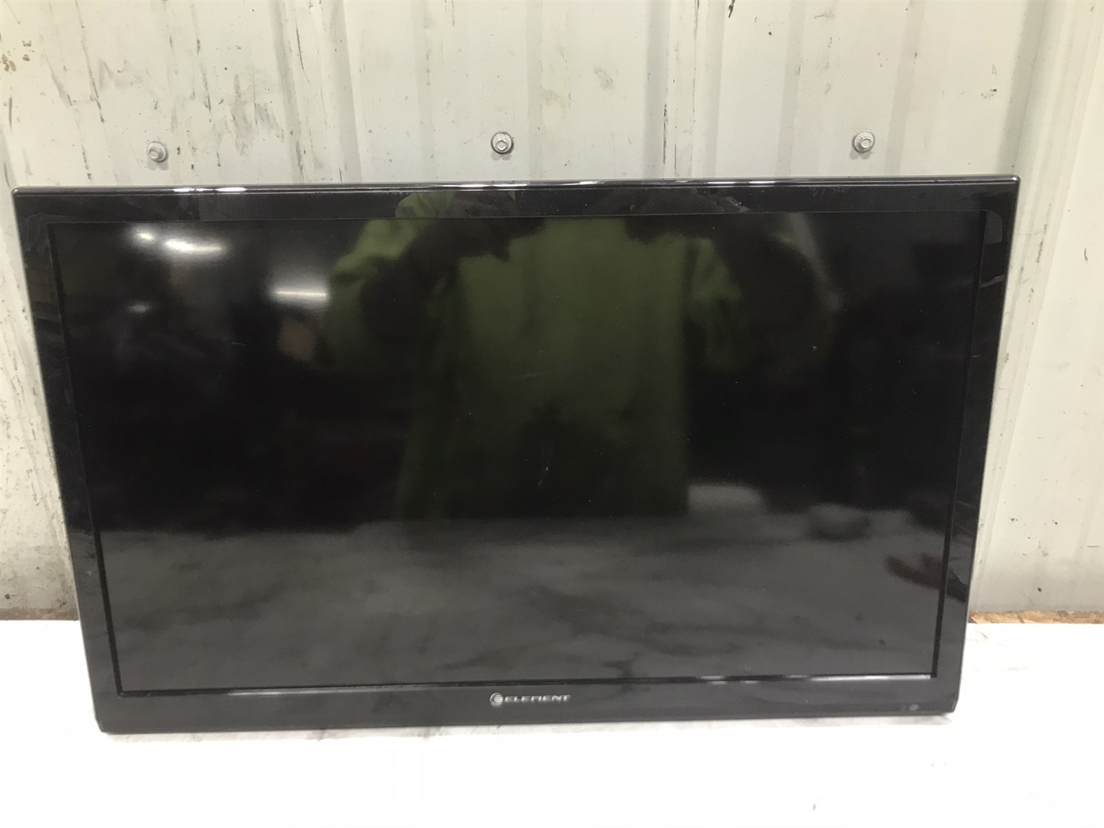 element flat screen TV television with mount and remote