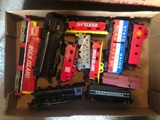 GRAND LOT MODÉLISME FERROVIAIRE JOUET TRAINS TRANSFORMATEURS, VOITURES, ENSEIGNES, ANIMAUX DE VOIE ETC