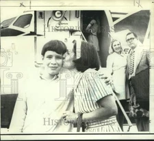 1971 Press Photo John Mathews, Jr., kissed by mother as he boards jet to Texas