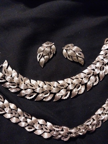 Vintage Lisner Gold Tone Leaf Necklace Bracelet & Earrings - Picture 2 of 6