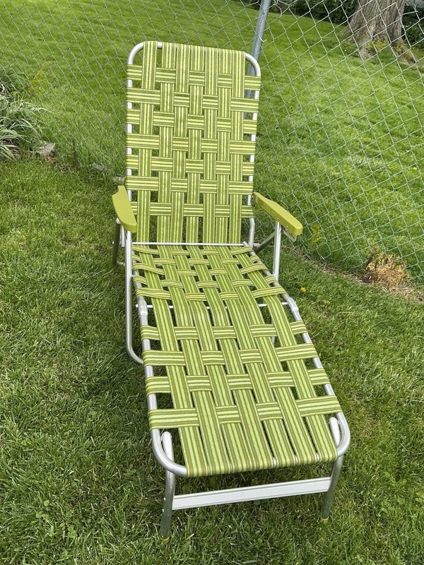 Vintage Webbed Aluminum Folding Lounge Chair Chaise Pool Beach Avocado Green 70s