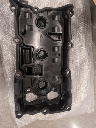 2009 infiniti FX35 front right passenger side engine valve cover plastic - Picture 8 of 14