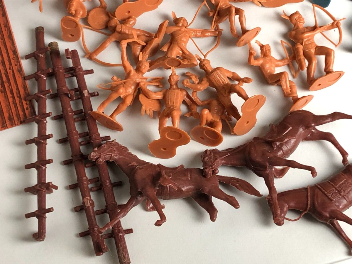 VIntage 1968 Marx Fort Apache Tin Litho Carry-All Play Set #4685 w