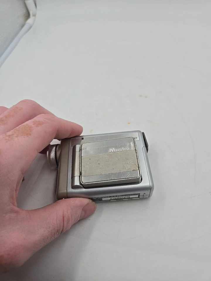 Mustek DV-4000 Handheld MPEG4 Camcorder For Parts And Repair  - Image 4 of 4