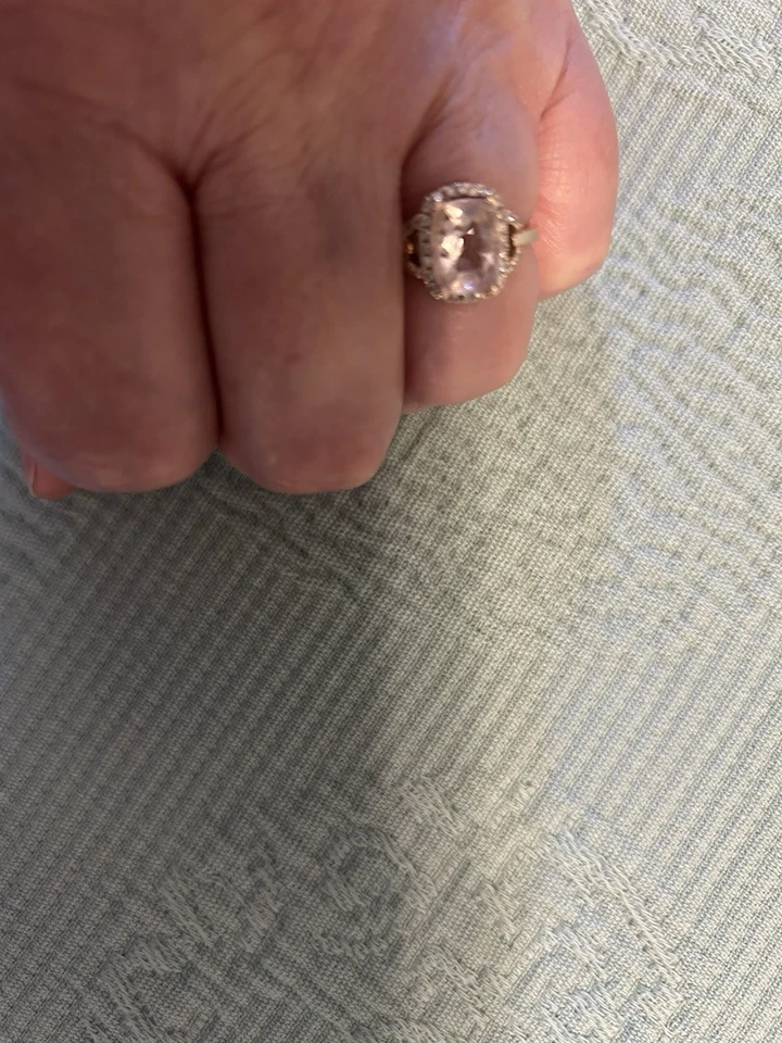 Anillo de oro rosa morganita rosa melocotón 14k con diamantes alrededor de piedra Foto 4 de 4