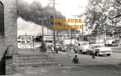 C.1960 CLEVELAND, OH FIRE ON PEARL ROAD CARS WEST END LUMBER KIDS PLAY PHOTO F48