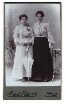 Photograph Medina, Vienna, Hauptstraße 95, mother with her daughter and Regenschi 