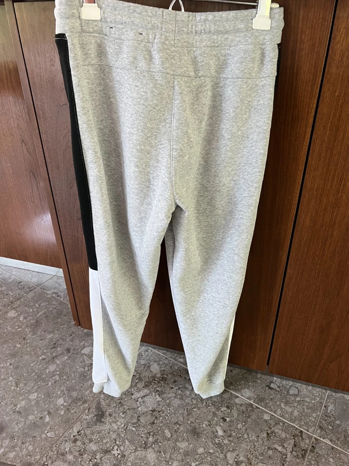 Calça de moletom jogger basquete marca NBA com bolsos com zíper cinza/preto/branco tamanho: pequena - Imagem 2 de 4