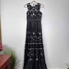 Vera Wang Sleeveless black lace long gown Size 2 Special Occasion Wedding