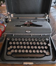 1946 Royal Quiet De Luxe Typewriter Swedish ÅÄÖ Keyboard Original Case Working thumbnail