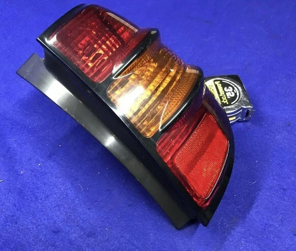 Luz trasera derecha Pontiac Vibe 2003 2004 2005 2006 2007 2008 Foto 3 de 4