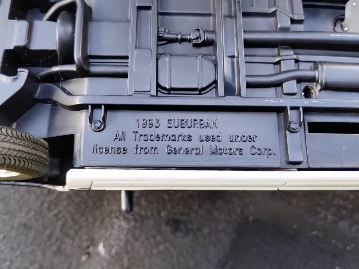 Brookfield Collectibles 1993 CHEVy SUBURBAN 1:24 SCALE diecast