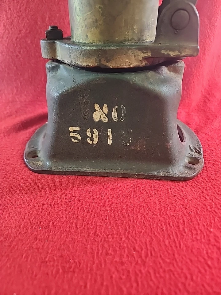 BOMBA DE ÁGUA MANUAL VINTAGE DE FERRO FUNDIDO E LATÃO com cilindro 22" de altura - Imagem 3 de 4