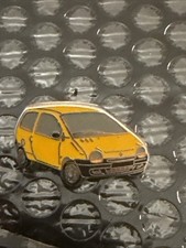 Pin’s voiture renault twingo Jaune car pin car pins signé pichard