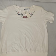 Vintage Basic Editions T-Shirt Floral White Short Sleeve Embroidered Rose 90s