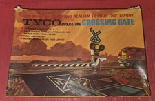 Tyco HO Crossing Gate  4 Rail Cars, 1 Hopper, 1 Refer,  2 Livestock Cars.