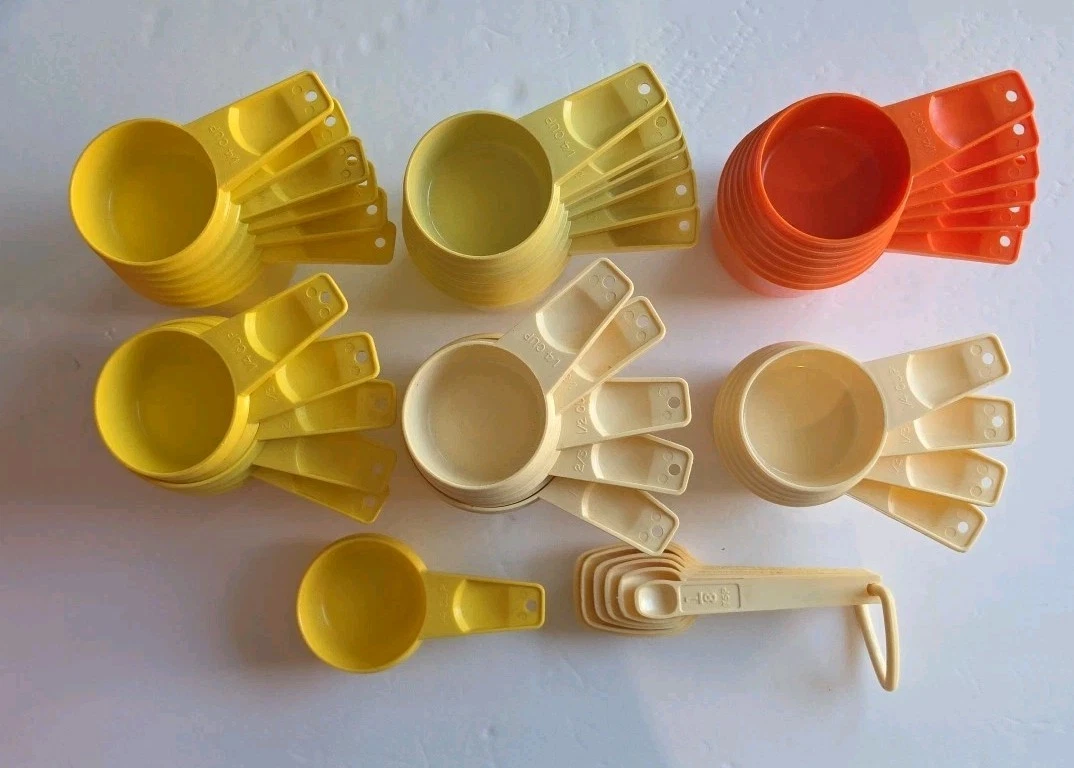 Lot of Vintage Tupperware Measuring Spoons & Measuring Cups