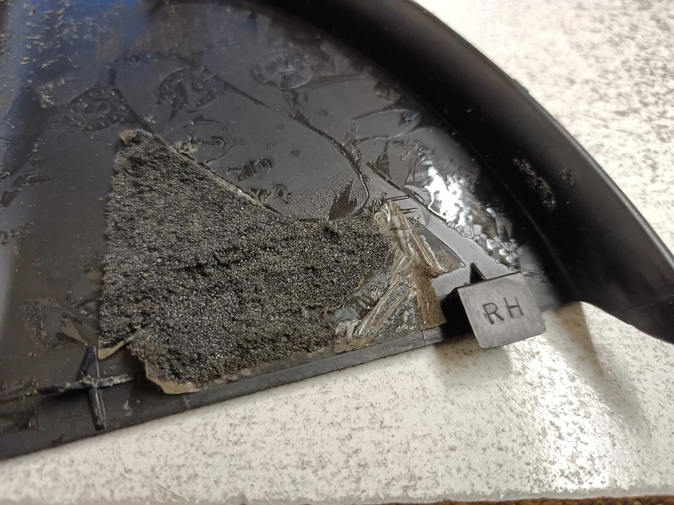 Saturn L OEM Front Door-corner panel Right 90585668 USED NO INSULATION - Image 4 of 4